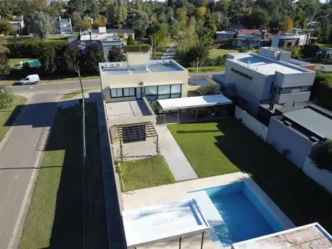 Casa en Venta con 2 cocheras
