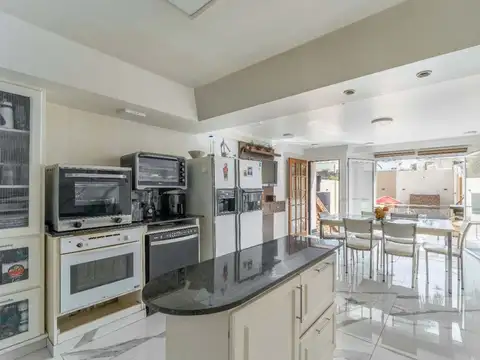 VENTA CASA - 6 AMB  PILETA/JARDIN/COCHERAS