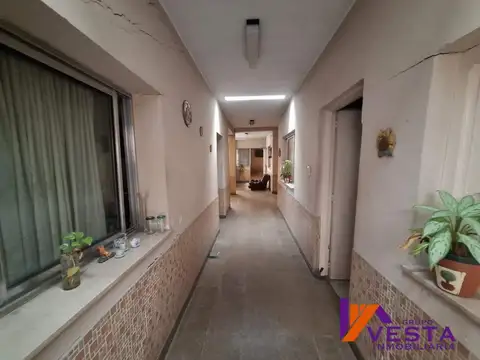 Casa 8 ambientes con 2 baños