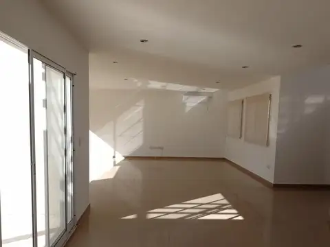 Casa en Alquiler con 2 cocheras