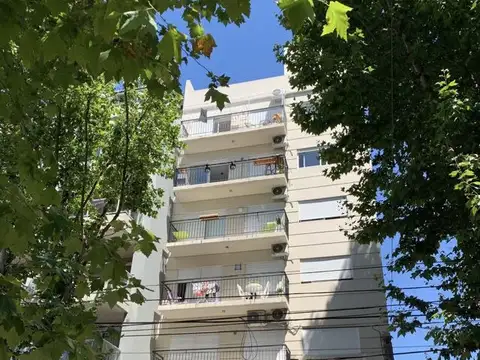 EXCELENTE 2 AMB EN SUITE VACÍO. COCHERA FIJA