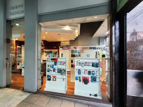 LOCAL EN 3 PLTAS - FOCO COMERCIAL FLORES S/ AV. RIVADAVIA - 75 m2