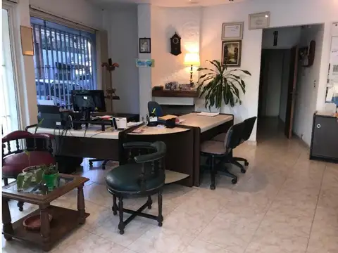 Amplio local con excelente ubicación