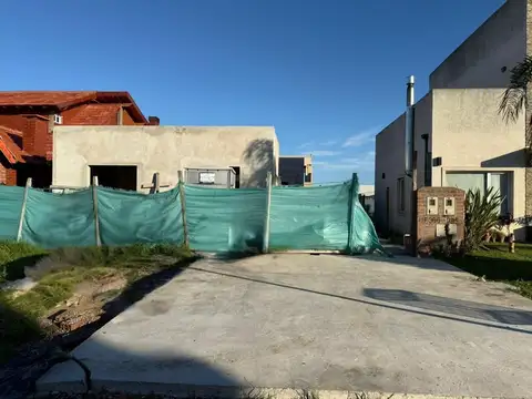 CASA 4 AMBIENTES EN BARRIO CERRADO LAGUNA AZUL