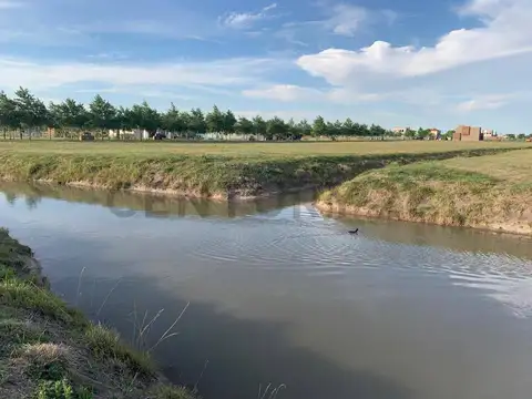 LOTE PREMIUM CON VISTA AL CANAL EN HARAS DEL SUR III - LAS ARAUCARIAS. Acepta permuta por vehículo o