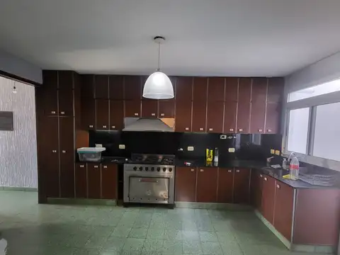 Casa 7 ambientes con 4 baños