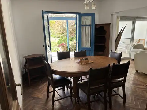 Cómoda y funcional, con lindo jardín y pileta
