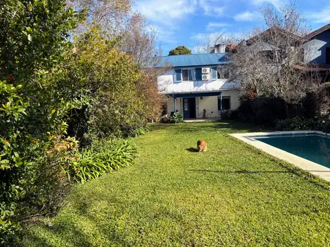 Cómoda y funcional, con lindo jardín y pileta