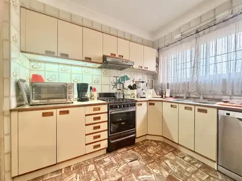 Casa 5 ambientes con 4 baños