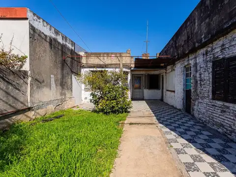 Casa a reciclar en Venta en Ludueña con cochera