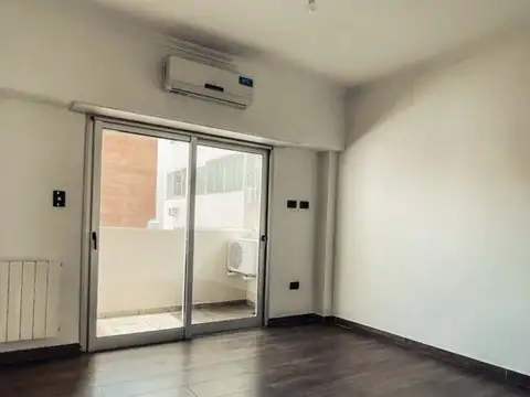 FLORES. J RIVERA INDARTE 300. PISO DE CATEGORIA 4 AMBIENTES AL FRENTE CON COCHERA Y BALCON