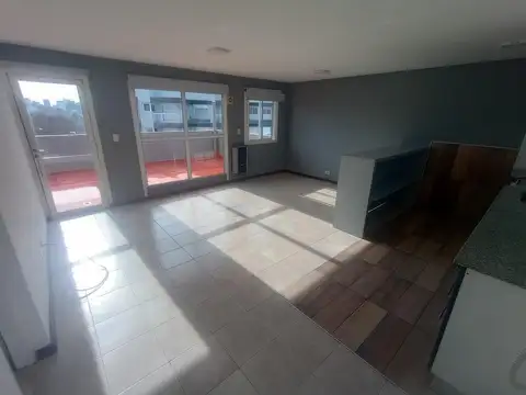 Departamento 2 ambientes a la calle con terraza propia