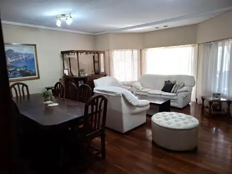 Casa 5 ambientes con 4 baños