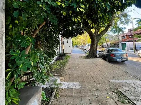 Venta Casa estilo Ph 6 Amb 5 dormitorios,Martinez con Patio