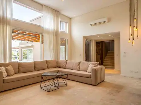 Casa en Venta con 2 cocheras