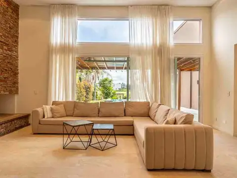 Casa 7 ambientes con 4 baños