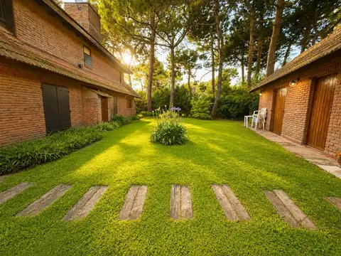 Casa en Alquiler con 2 cocheras