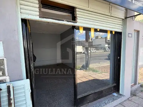 Av. Hipólito Irigoyen  al 100