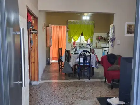 Casa 6 ambientes con 2 baños
