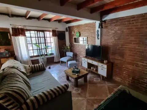 Casa 7 ambientes con 2 baños