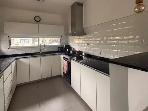 Casa en Alquiler con 3 cocheras