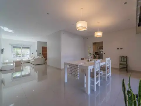 VENTA CASA ALTOS DE PACHECO 5 AMB. JARDÍN PILETA