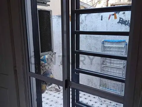 Excelente departamento en Caballito, originalmente de 2 ambientes y actualmente adaptado a 3 amb.