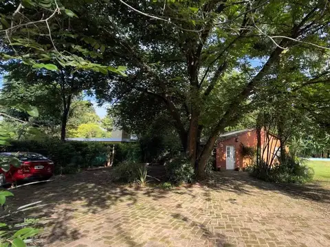 CASA QUINTA CON PILETA EN VENTA EN TERRENO 1865M2