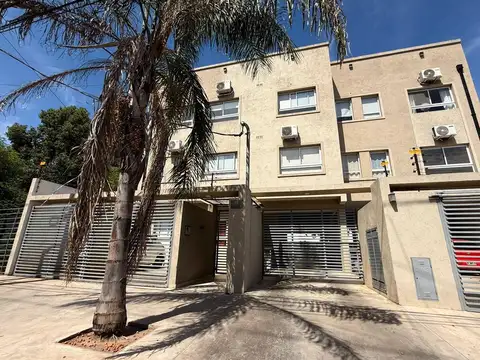 DEPARTAMENTO DE 2 AMBIENTES CON TERRAZA PROPIA Y COCHERA