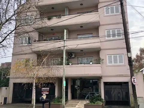 DEPTO DE 2 AMB CON COCHERA CENTRICO