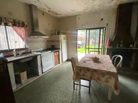 EN VENTA -  CASA DE DOS DORMITORIOS A REFACCIONAR - GRANADERO BAIGORRIA