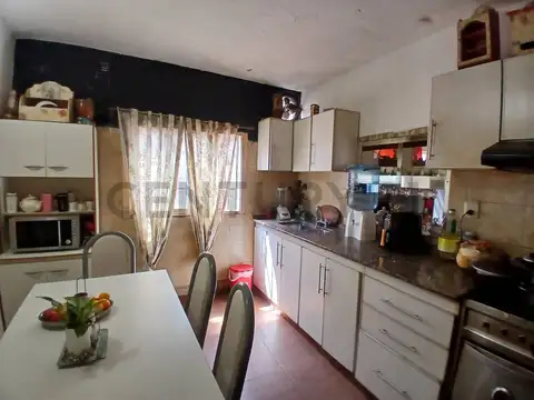 Oportunidad venta Casa con jardín y cochera en Castelar