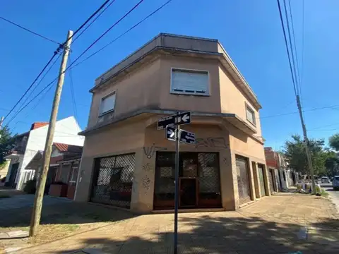 Casa de 3 ambientes con garage, cochera, local, patio y terraza  