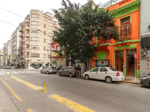 Gran inmueble comercial en alquiler ubicado en San Nicolás sobre calle súper transitada.