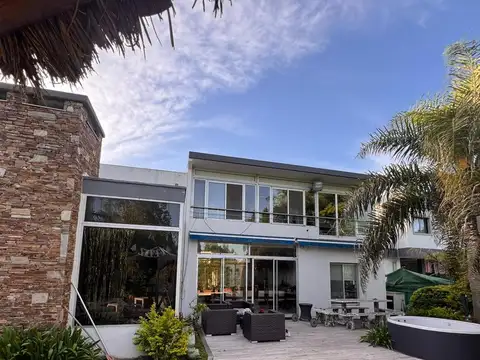 Casa 8 ambientes con 7 baños