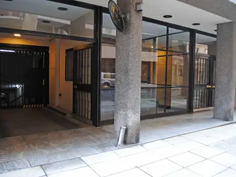Muy buen edificio en EXCELENTE UBICACIÓN - COCHERA y SEGURIDAD.