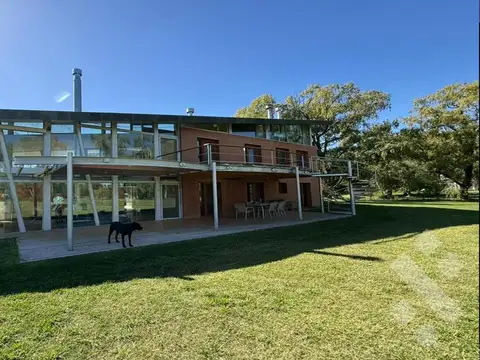 Casa en Venta con 2 cocheras