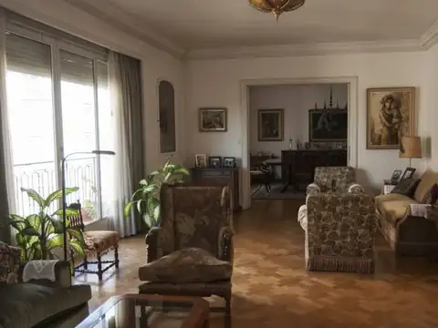 Piso de categoría en recoleta frente a la plaza San Martin de Tours, 2 cocheras y baulera