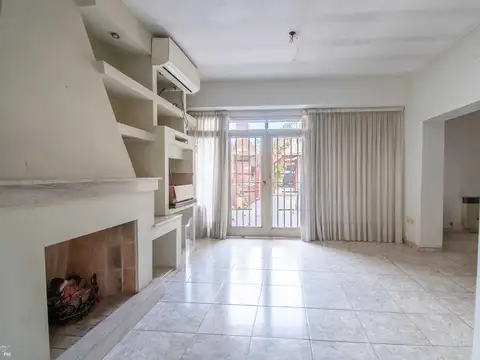 Casa en Venta de 5 dormitorios , patio y cochera , Barrio Azcuenaga.