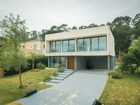 Casa 4 ambientes con 3 baños