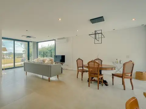 Casa en Alquiler con 2 cocheras