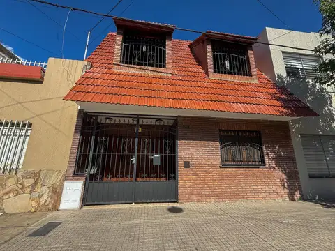 Venta casa 2 plantas cochera, jardín y pileta barrio Roque Saenz Peña, Rosario