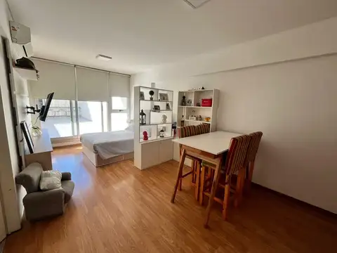 DEPARTAMENTO MONOAMBIENTE VENTA CONSTITUCIÓN GRAN PATIO CON PARRILLA