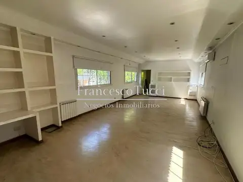 Casa en Alquiler con 3 cocheras