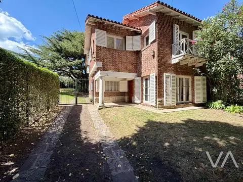 Casa 6 ambientes con 4 baños