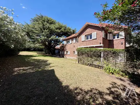 Chalet con 5 dormitorios. Gran lote. Stella Maris.