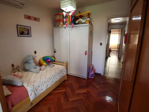 CASA 4 AMBIENTES Y MEDIO CON COCHERAS JARDIN PARQUIZADO