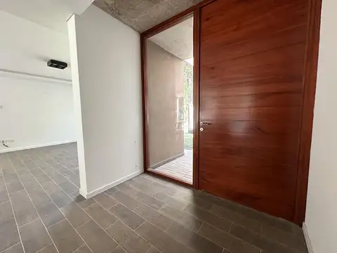 Casa 6 ambientes con 2 baños