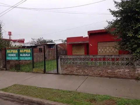 Casa con lote libre y entrada p/ auto en venta | Berazategui