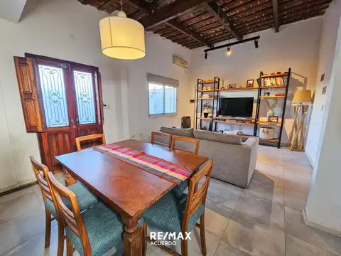 VENTA CASA CENTRICA DE UN DORMITORIO COCHERA